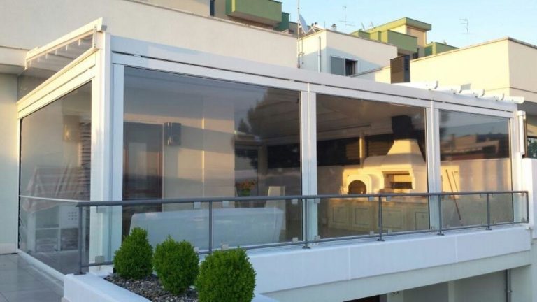 Vidraçaria Big Vidros - Imagem mostra fechamento de área gourmet com vidro em uma residência